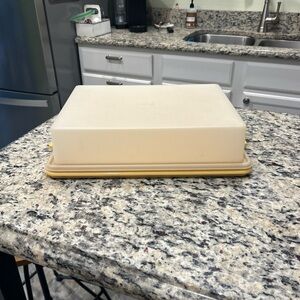 Tupperware VTG Gold Cake Carrier/Keeper